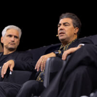 ミラノで行ったデザインワークショップを振り返るステファノ・セレッティ氏（写真右）