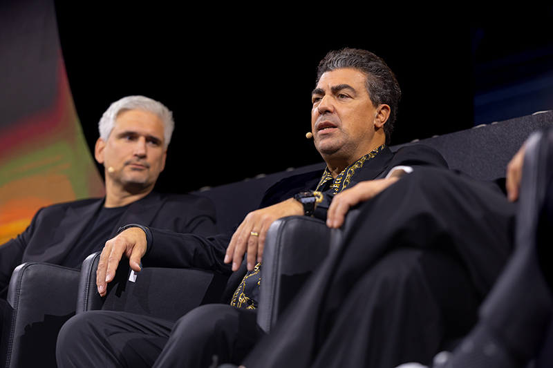 ミラノで行ったデザインワークショップを振り返るステファノ・セレッティ氏（写真右）