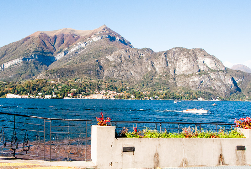 ローマ帝国の皇帝やユリウス・カエサルも保養に訪れたとされ、世界的な避暑地として人気を誇るコモ湖