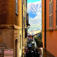 色鮮やかな建物と石畳の路地で彩られ、自転車ロードレース「イル・ロンバルディア」の舞台としても有名