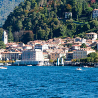 コモ湖から眺める、湖畔の町並み