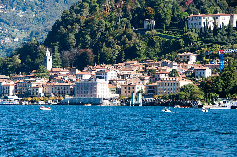 コモ湖から眺める、湖畔の町並み