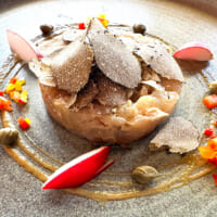 魚のタルタル風トリュフ添え。やさしくもしっかりとした旨味をトリュフの芳香が引き立てる
