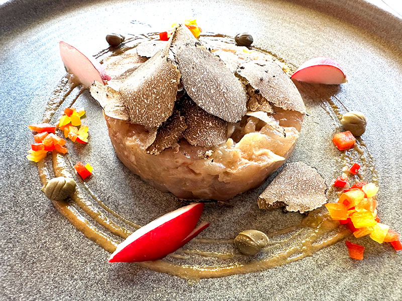 魚のタルタル風トリュフ添え。やさしくもしっかりとした旨味をトリュフの芳香が引き立てる