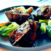 牛肉と鴨肉のロースト。大きくカットされた肉は力強さと繊細な後味を併せ持つ