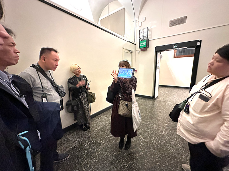 「最後の晩餐」修復プロジェクトの過程を深く知るガイドが、絵画の注目ポイントを独自の切り口で紹介