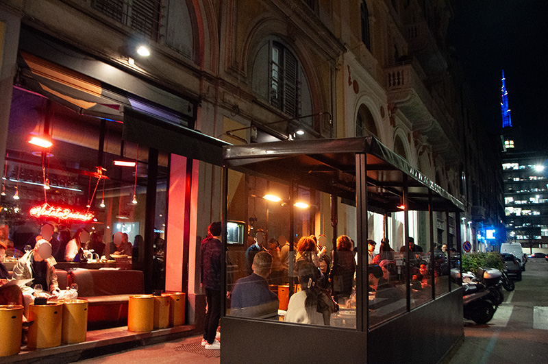 ミラノ中心部のレストラン・バー「ドライ・ミラノ」