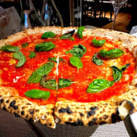 トマトとバジルが映えるピッツァ・マリナーラ