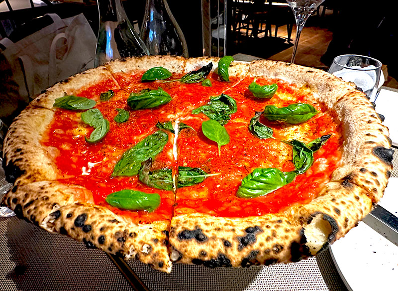 トマトとバジルが映えるピッツァ・マリナーラ