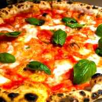 ピッツァ・マルゲリータ。もちもち濃厚なモッツァレラ・チーズと燻製パンチェッタ、グラナ・パダーノチーズが鮮やかなグラデーションの食べ応え。