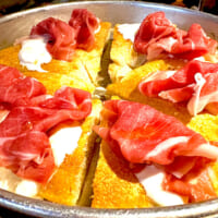 熟成生ハムとストラッチャテッラチーズのフォカッチャ