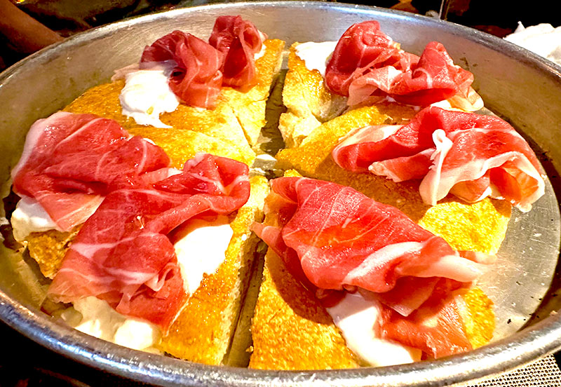 熟成生ハムとストラッチャテッラチーズのフォカッチャ