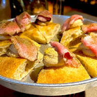 仔牛肉とトンナートソース（イタリア版ツナマヨ）のフォカッチャ