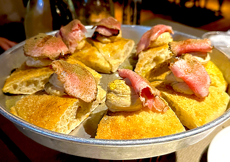 仔牛肉とトンナートソース（イタリア版ツナマヨ）のフォカッチャ