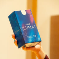 深い宇宙の夜空をモチーフに、輝く星たちを銀色の箔で表現した「IQOS ILUMA i ギャラクシーブルー モデル」のパッケージ