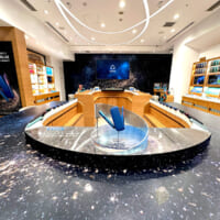 全国のIQOSストアでは、「IQOS ILUMA i ギャラクシーブルー モデル」の世界観を体現したオリジナルディスプレイを展開