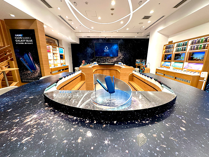 全国のIQOSストアでは、「IQOS ILUMA i ギャラクシーブルー モデル」の世界観を体現したオリジナルディスプレイを展開