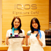 札幌・銀座・心斎橋のIQOSストアで、「テリア クリア レギュラー」「IQOS ILUMA i ギャラクシーブルー モデル」の世界観を表現したマリアージュドリンクとスイーツを提供