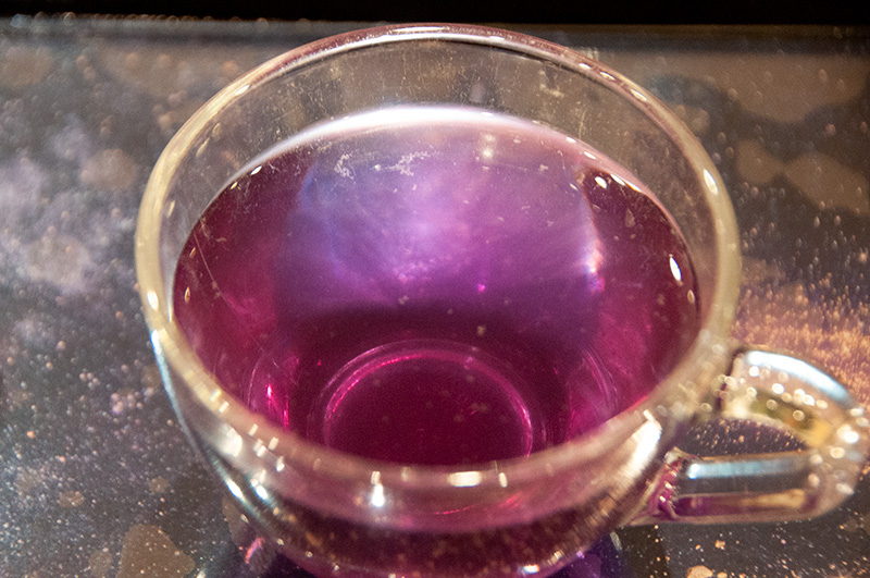 「バタフライピーティー」は、透き通る青紫が美しいホットティー