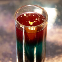 赤紫、エメラルドグリーン、深い紺色の三層構造が宇宙を思わせる「ギャラクシーベリージュレ」