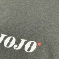表面にはクレープ素材のような凹凸が