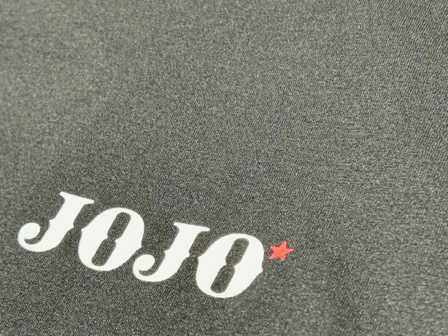 表面にはクレープ素材のような凹凸が