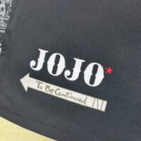 右裾には「JOJO」と「To Be Continued」のロゴ