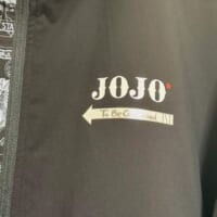胸部には「JOJO」のロゴ
