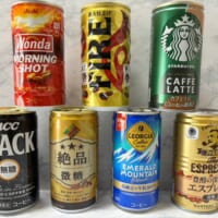 様々な種類の缶コーヒーや缶ボトルを購入