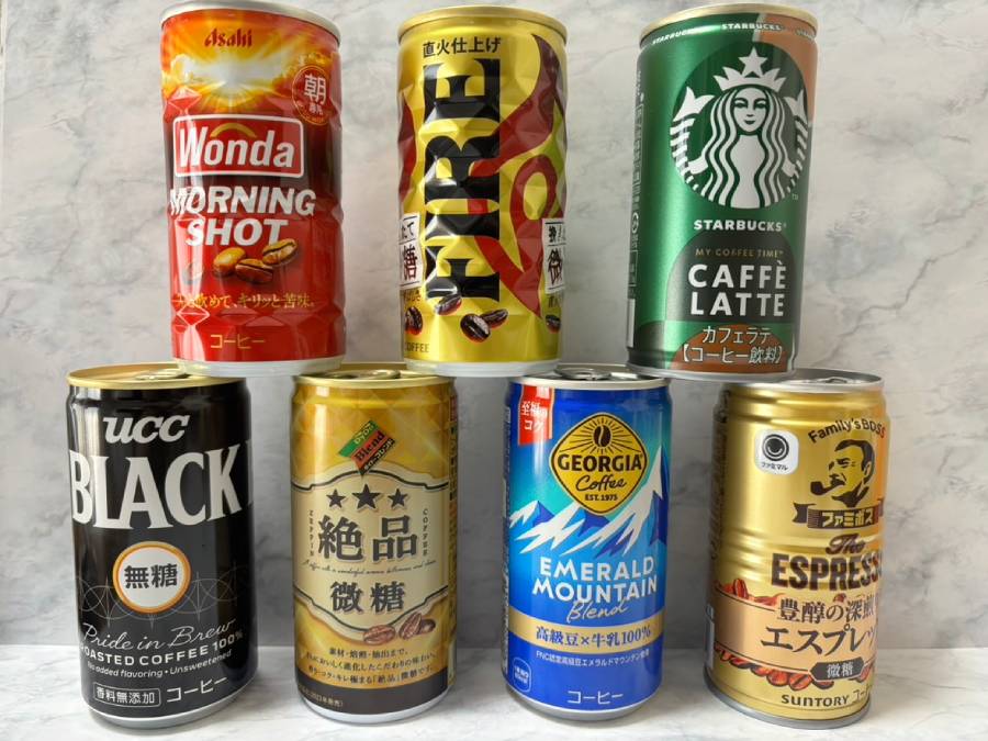 様々な種類の缶コーヒーや缶ボトルを購入