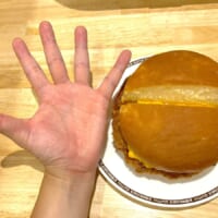 【実食】コメダ珈琲店の「ドデカメンチバーガー」は名前に偽りなし バンズからはみ出す“肉の暴力”