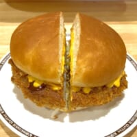ドデカチーズメンチバーガー