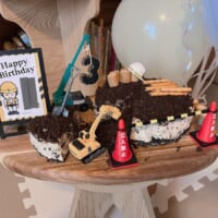 ケーキの上は只今工事中!3歳のわが子に作った「工事現場ケーキ」が楽しそう