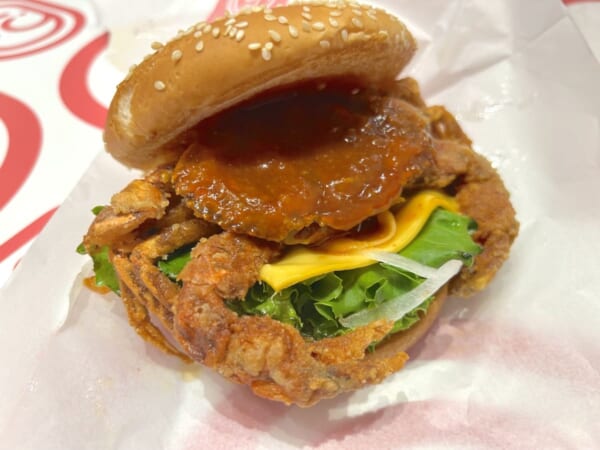 ドムドムが“カニまるごと”の衝撃バーガーを再販　新作コチュジャン味を食べてみた
