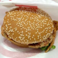 バンズからはみ出す爪と脚