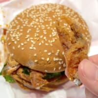爪をちぎって食べる