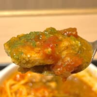 ソースとチキンを一緒に食べる