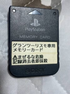 「記録消去者即抹殺」25年前のメモリーカードに貼られた警告ラベルが不穏すぎる