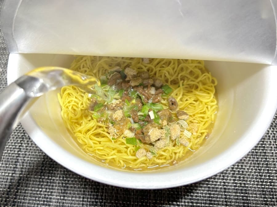 お湯を注ぐ