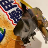 端が破かれたポテチの写真
