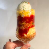 「クリームソーダみたいなオムライス」が爆誕　インパクト抜群の喫茶店風アレンジ