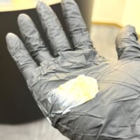 「EXPカプセル美容液ヘアマスク」を手に取る
