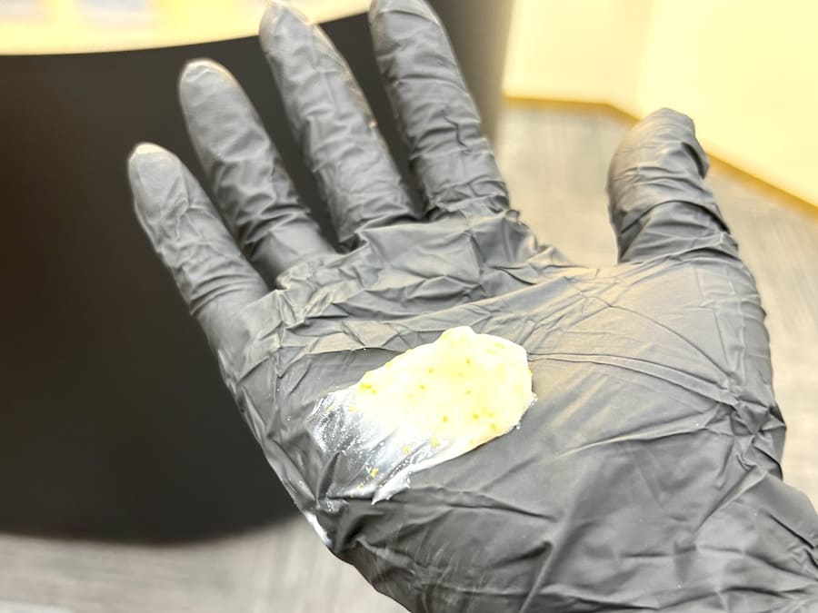 「EXPカプセル美容液ヘアマスク」を手に取る