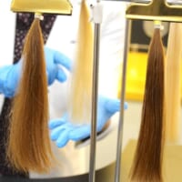 左がダメージを与え続けた髪、右が「EXPカプセル美容液ヘアマスク」を塗った後の髪
