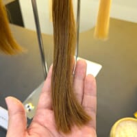 「EXPカプセル美容液ヘアマスク」を塗ったあとの髪