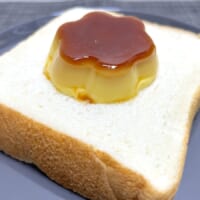 金の食パンの上に、プッチンプリンをのせます