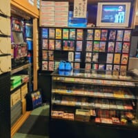実家の一室をレトロゲームショップ風に改造 本物の什器も揃えた昭和男児の夢空間