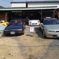 外から見ると自動車店