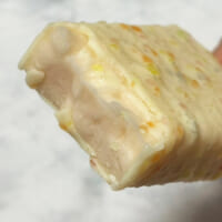 中のミックスフルーツ味アイスはもっちりねっとりとした食感