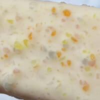 細かく砕かれたドロップスの粒がザクザクッとした歯ごたえ